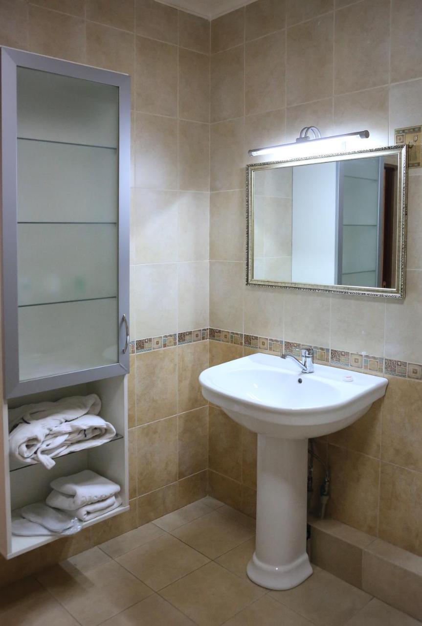 Экипаж Hotel Almati Kültér fotó