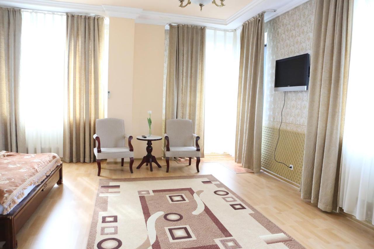 Экипаж Hotel Almati Kültér fotó