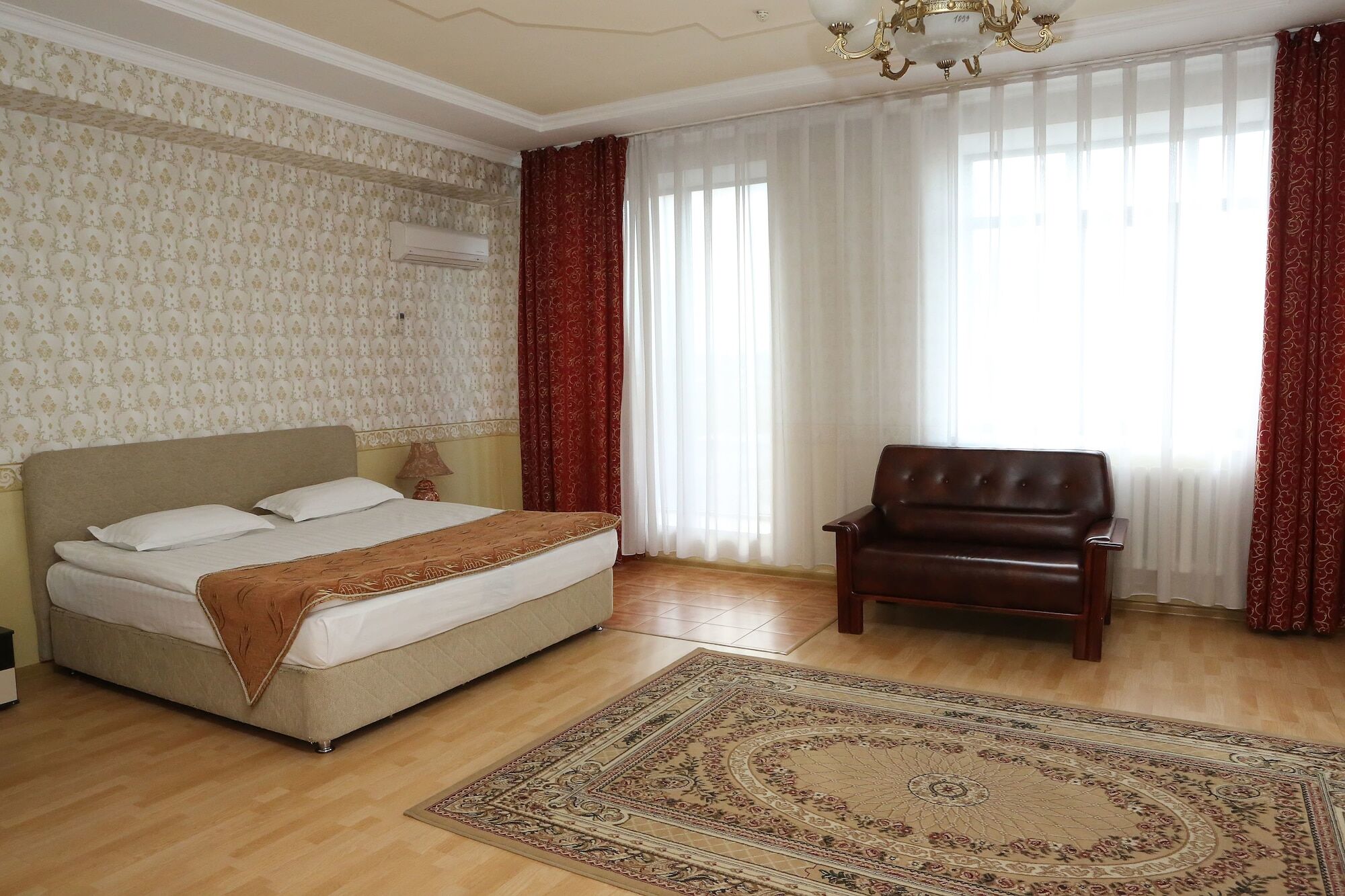 Экипаж Hotel Almati Kültér fotó