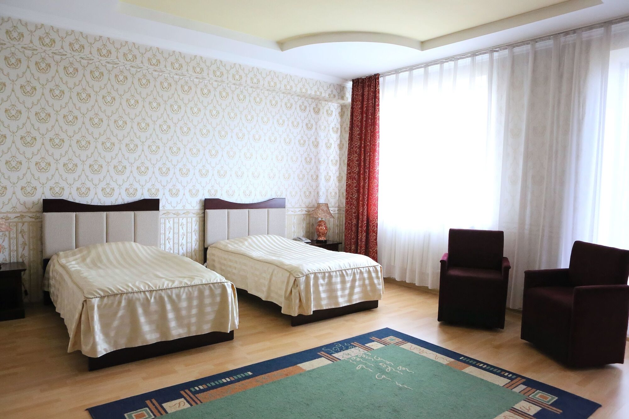 Экипаж Hotel Almati Kültér fotó